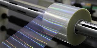 L'adhésif du film laser laminé est-il compatible avec les matériaux qu'il va plastifier ?